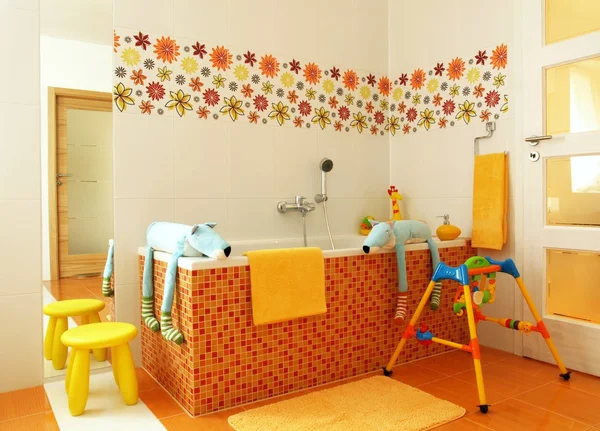 Красочная современная ванная комната для детей — стоковое фото