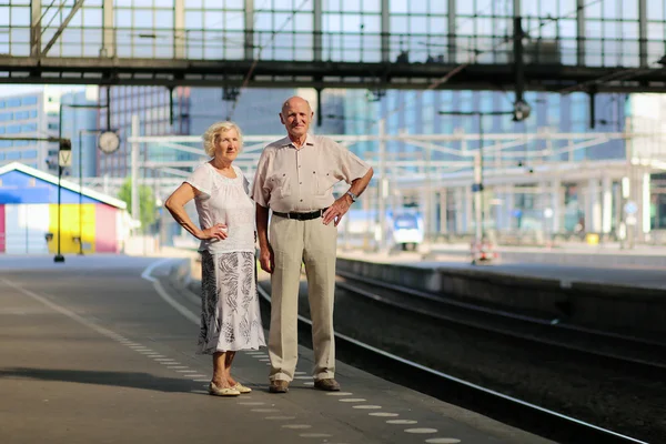 Пожилые супружеские пары, ожидая поезда на железнодорожной станции — стоковое фото