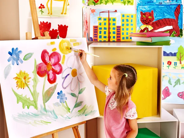 Ребенок, рисующий в мольберте — стоковое фото