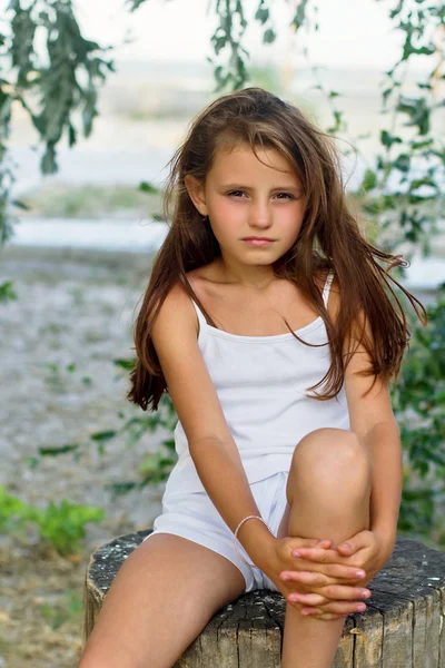 Симпатичная маленькая девочка — стоковое фото