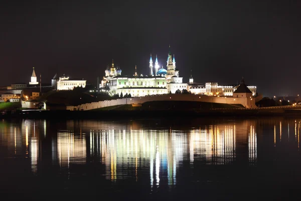 Ночной вид на Казанский Кремль с отражением в реке — стоковое фото