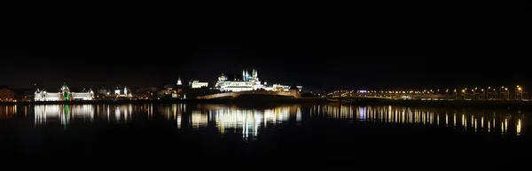 Ночной обзор Казани с отражением в реке — стоковое фото