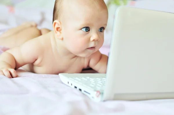 Ребенок с ноутбуком в домашних условиях — стоковое фото