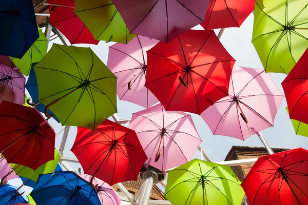 Разноцветные зонты — стоковое фото