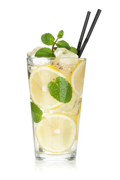 Стакан лимонада с лимоном и мятой — стоковое фото