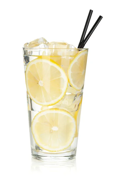 Стекло лимонада с лимоном — стоковое фото