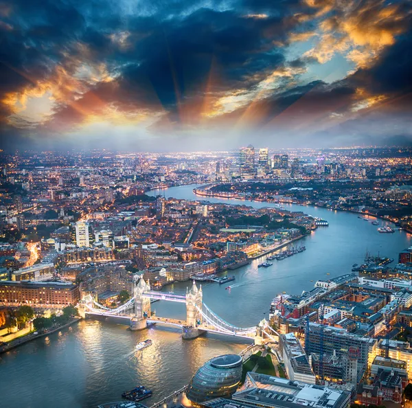 Лондон. Аэрофотоснимок башни моста в сумерках с красивым городом — стоковое фото