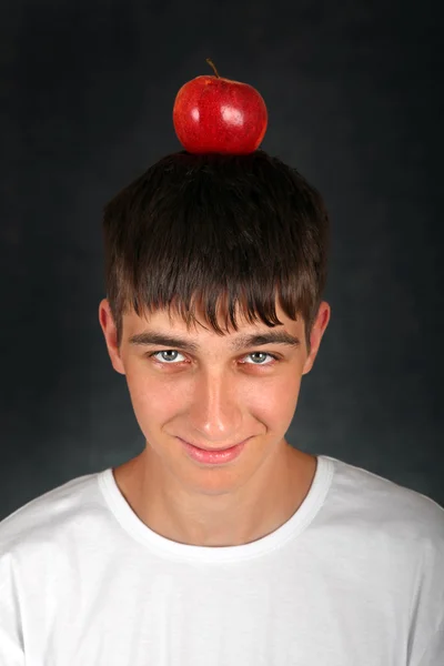 Apple на голове — стоковое фото