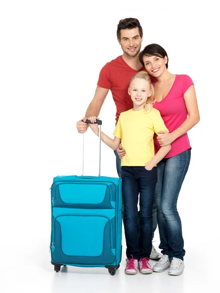Счастливая семья с чемоданом в студии — стоковое фото