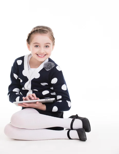 Портрет милая маленькая девочка, сидящая с планшета — стоковое фото