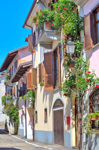 Итальянский дом, украшенный цветами в Пьемонт, Италия — стоковое фото