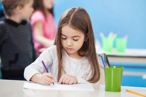 Милая девочка рисунок пером эскиз в классе — стоковое фото