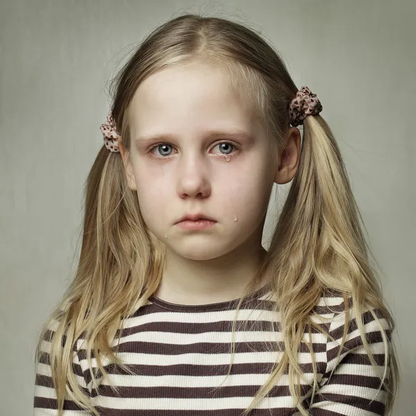 Ребенок с слезы - молодая девушка плачет — стоковое фото