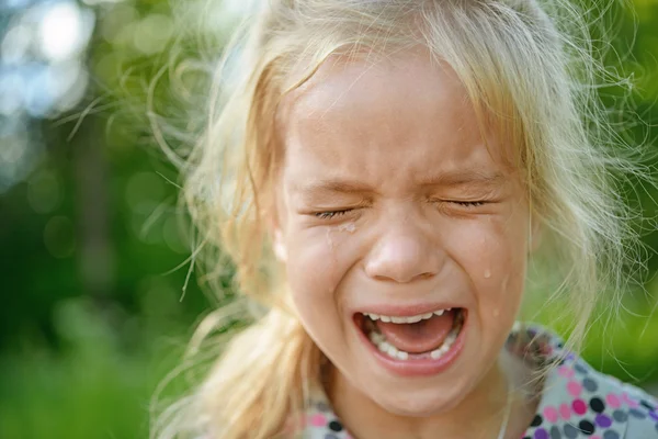 Грустно маленькая девочка плачет — стоковое фото
