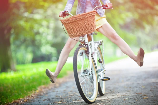 Женщина, ездящая на велосипеде — стоковое фото