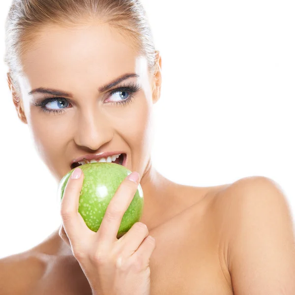 Женщина пытается укусить свежего зеленого яблока — стоковое фото
