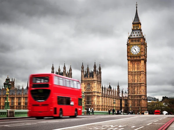 Лондон, Великобритания. красный автобус в движении и Биг Бен — стоковое фото