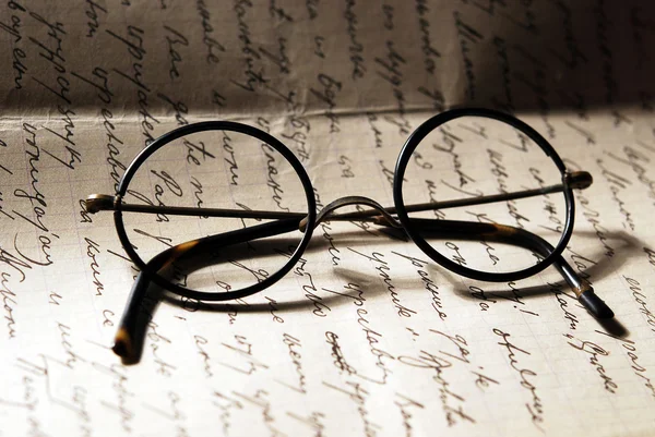 Старые очки на письме — стоковое фото