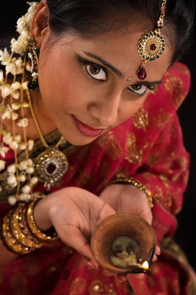 Дивали индийские девушки с масляной лампы — стоковое фото
