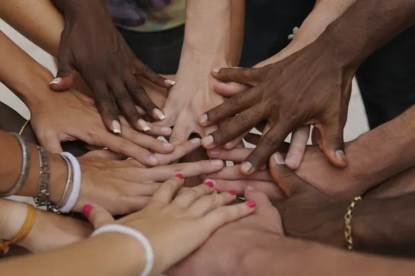 Много рук вместе: группа объединения — стоковое фото