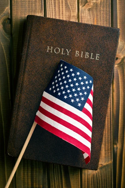 Святая Библия с американским флагом — стоковое фото