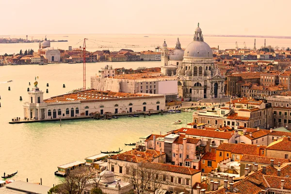 Венеция, вид на Гранд-канал и Базилика Санта-Мария делла Салюте. Италия — стоковое фото