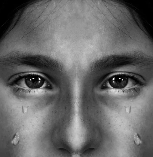 Девушка плачет слезами — стоковое фото