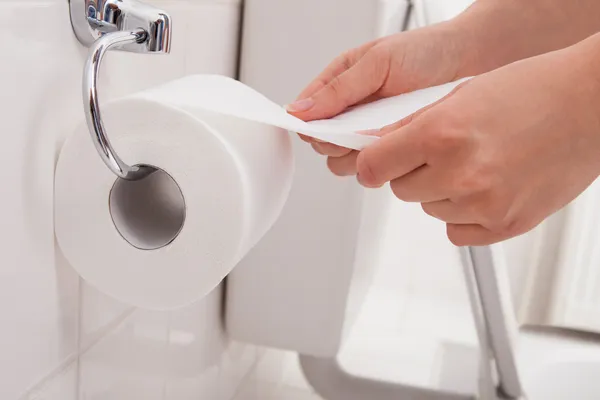 Руку человека с помощью туалетной бумаги — стоковое фото