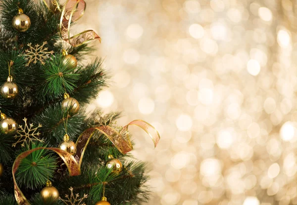 Золотой новогодний фон расфокусированные фары с оформленными tre — стоковое фото