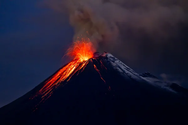 Вулкан Тунгурауа извержения и синий небо — стоковое фото