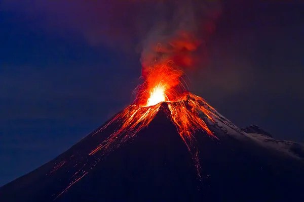 Длинные выдержки, вулкан Тунгурауа с Голубой небо — стоковое фото
