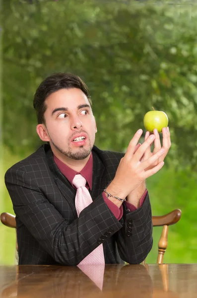 Современный бизнесмен с apple — стоковое фото