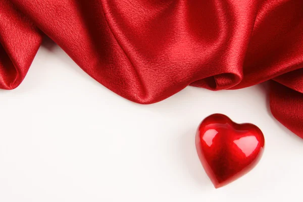 Валентина сердце с красным шелком — стоковое фото