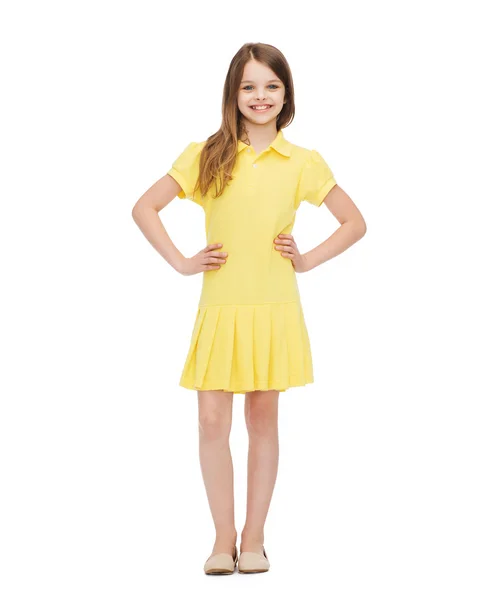 Улыбается маленькая девочка в желтом платье — стоковое фото
