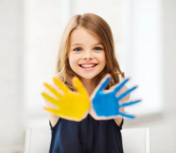 Девушка показывает окрашены руки — стоковое фото