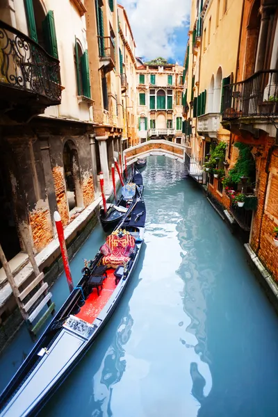 Гондолы на канале Венеции — стоковое фото