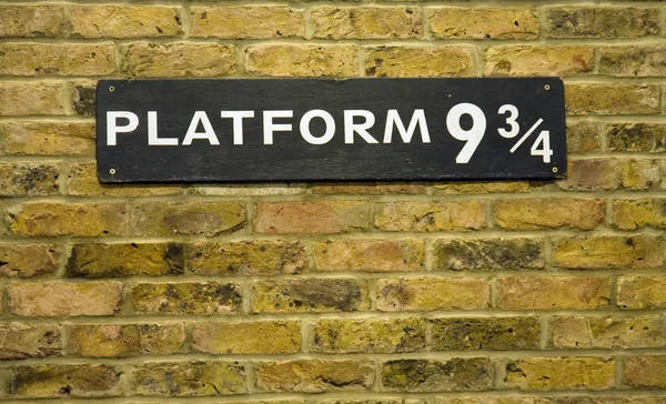 Платформы девять и три четверти крупным планом — стоковое фото