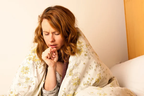 Кашель больную женщину в ВЭД под одеяло — стоковое фото