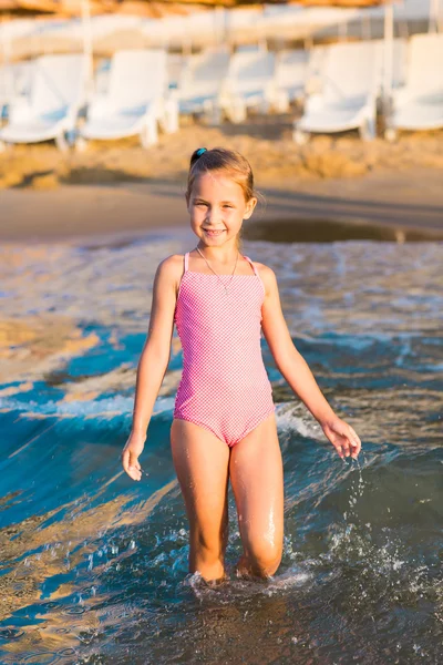 Очаровательны маленькая девочка, играя в море на пляже — стоковое фото