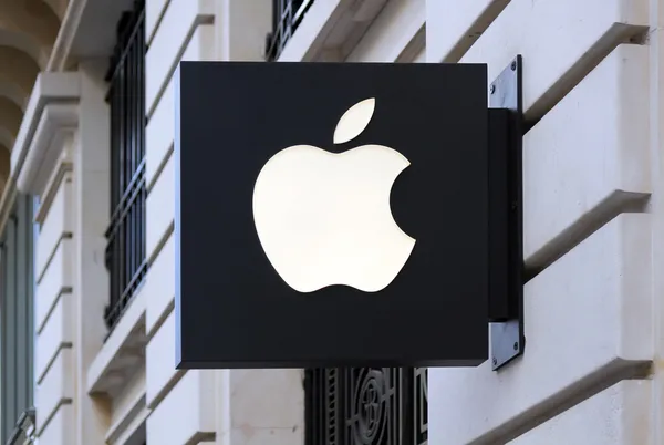 Apple macintosh символ над входом apple магазин в Париже — стоковое фото