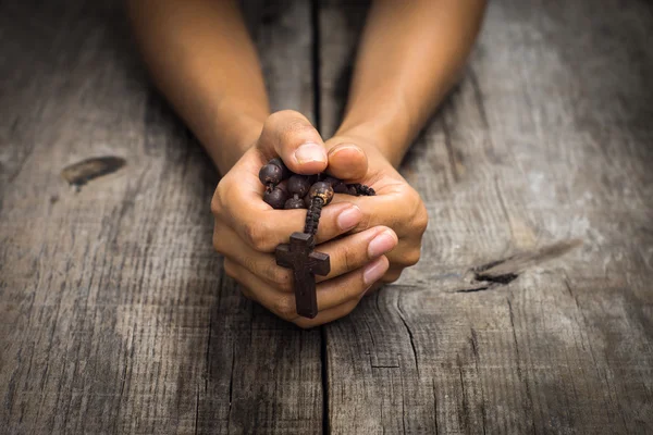 Человек, молящийся — стоковое фото