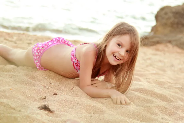 Маленькая милая девушка на пляже — стоковое фото
