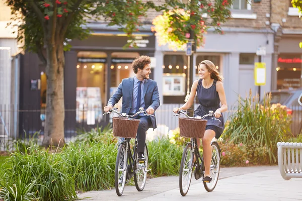 Пара велосипед езда в городском парке — стоковое фото