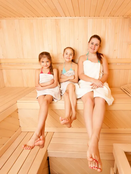 Мать с дочерью два, расслабиться в паровой бане — стоковое фото