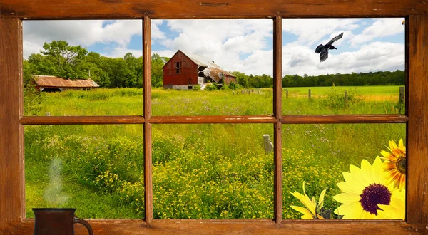 Ландшафт страны рассматривать через окно дом фермы — стоковое фото