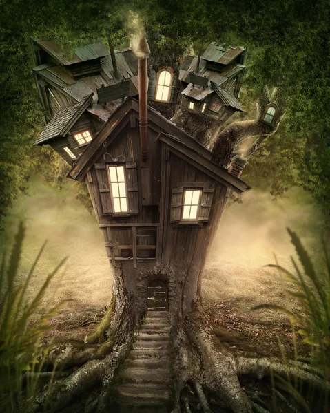 Фэнтезийный дом на дереве — стоковое фото