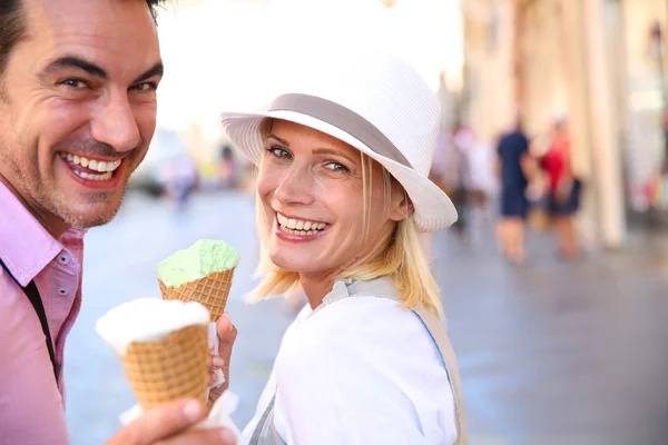 Пара, едят мороженое конусов — стоковое фото