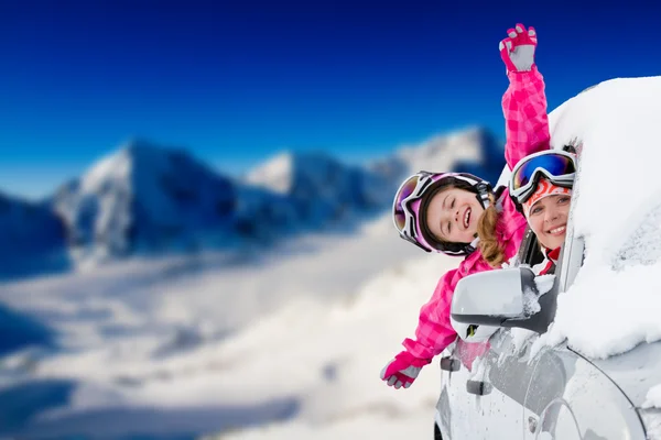 Зима, лыжи - счастливая семья на дороге для лыжного отдыха — стоковое фото