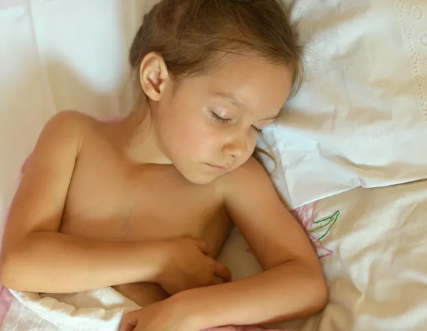 Маленькая девочка, спал в своей постели — стоковое фото