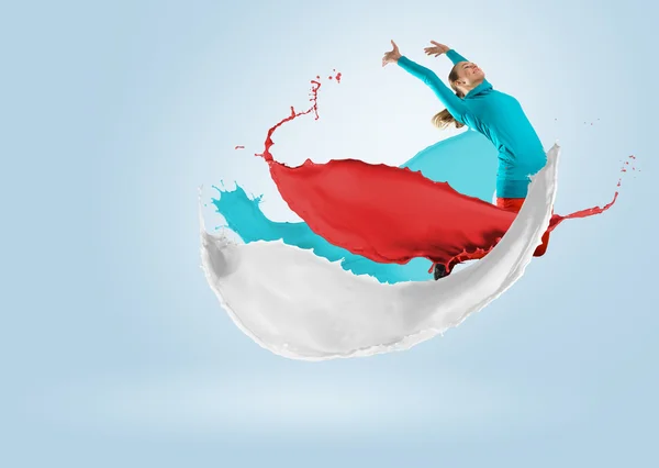 Молодая танцовщица прыжки с брызг краски — стоковое фото